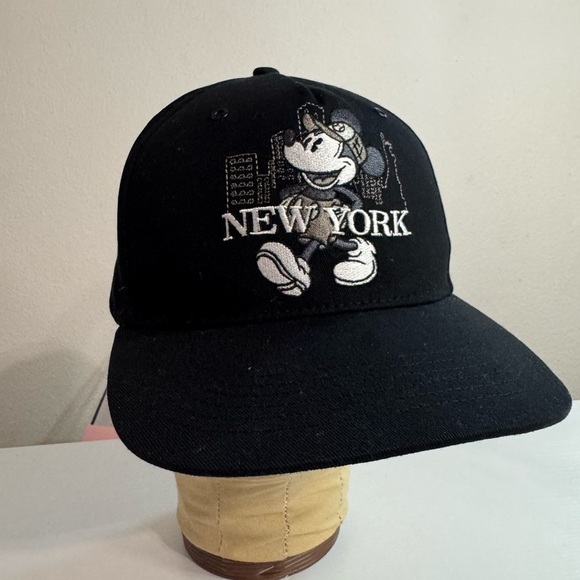 Mickey Mouse Disneyland Hat - Picture 2 of 4